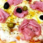 MANJAR: PIZZA DE MORTADELA Y CEBOLLA CARAMELIZADA