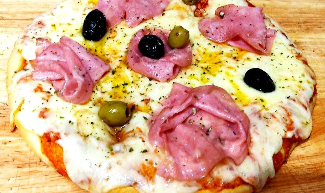 MANJAR: PIZZA DE MORTADELA Y CEBOLLA CARAMELIZADA